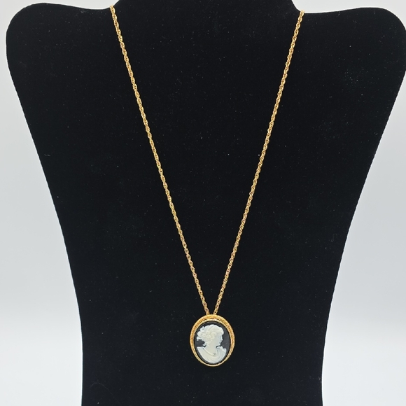 Avon Gold Cameo Pendant Necklace And Pin - Picture 2 of 11
